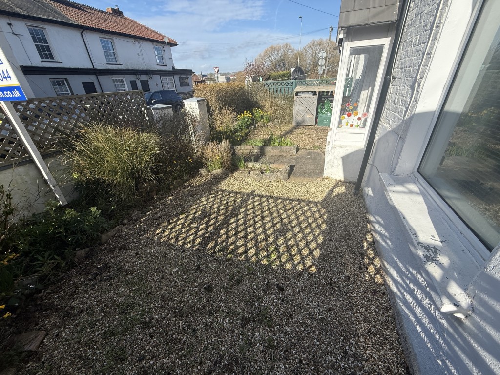 Lot: 183 - SPACIOUS MID-TERRACE PROPERTY - Front garden